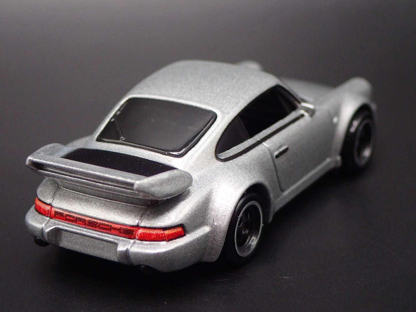 PORSCHE 911 CARRERA RS 3.8 SILVER 1:64 SCALE DIORAMA DIECAST MODEL CAR