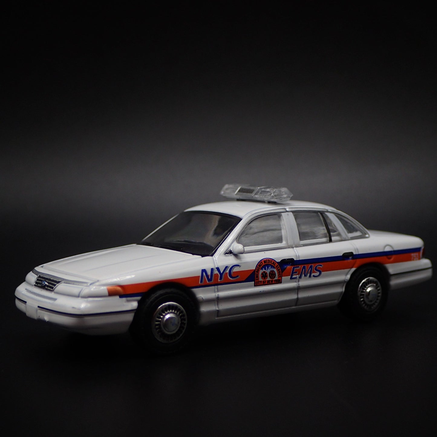 1994 94 FORD CROWN VICTORIA NYC EMS 1:64 SCALE COLLECTIBLE DIECAST MODEL CAR