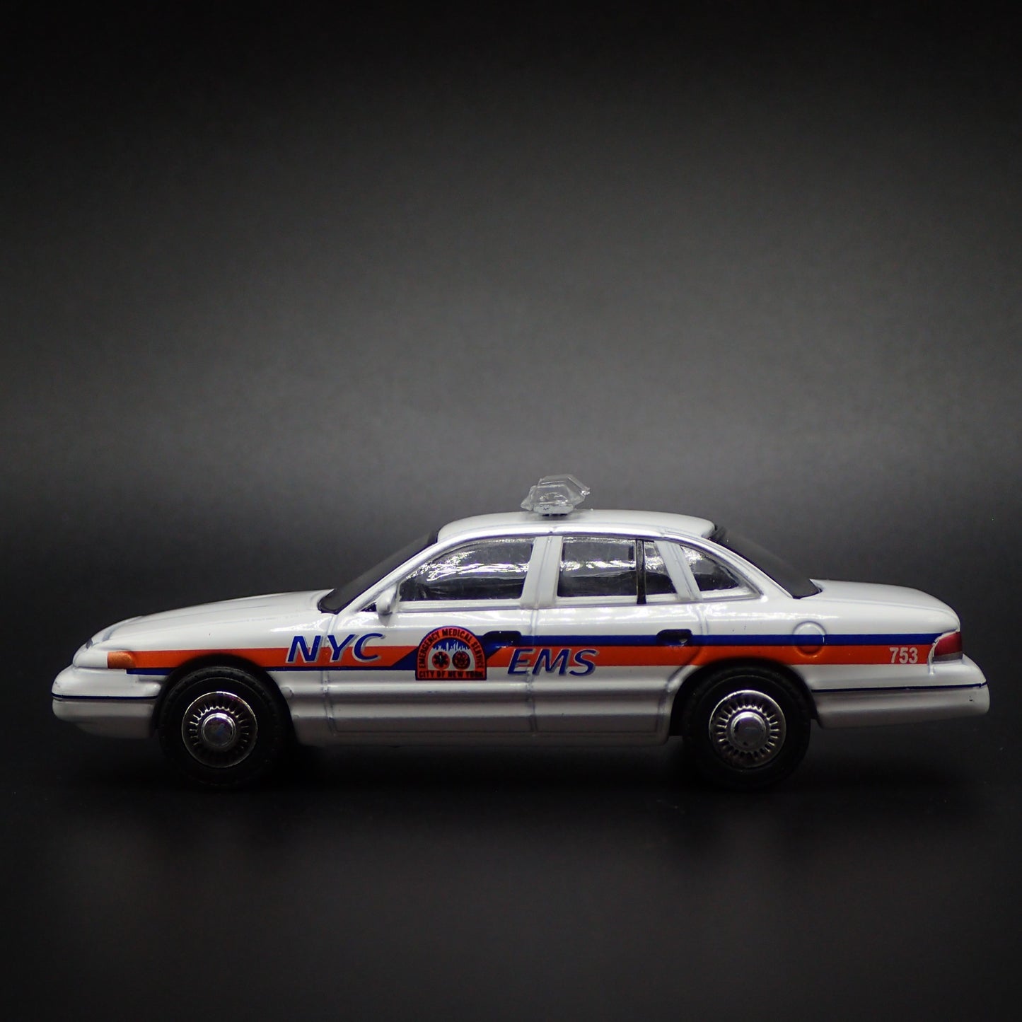 1994 94 FORD CROWN VICTORIA NYC EMS 1:64 SCALE COLLECTIBLE DIECAST MODEL CAR