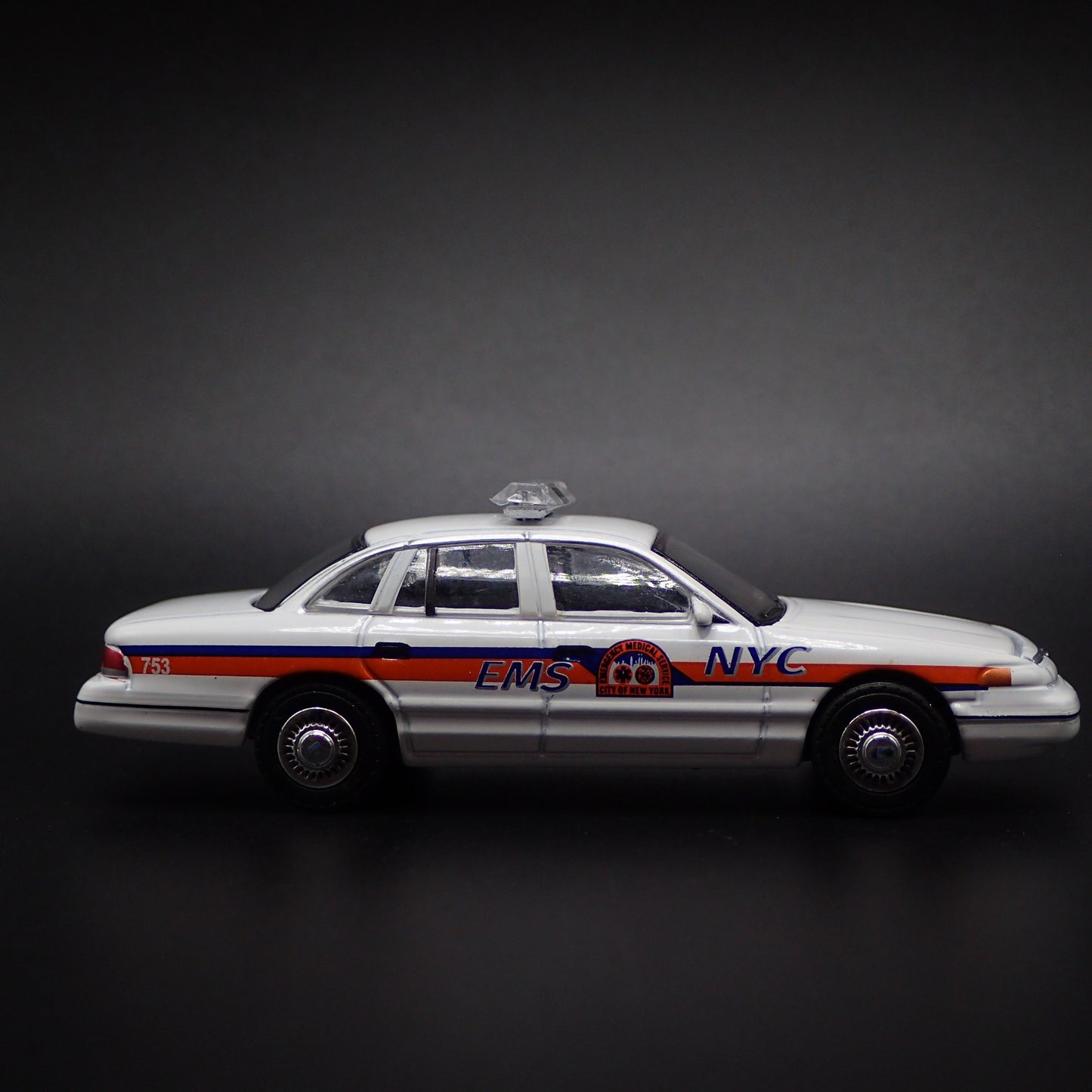 1994 94 FORD CROWN VICTORIA NYC EMS 1:64 SCALE COLLECTIBLE DIECAST MODEL CAR