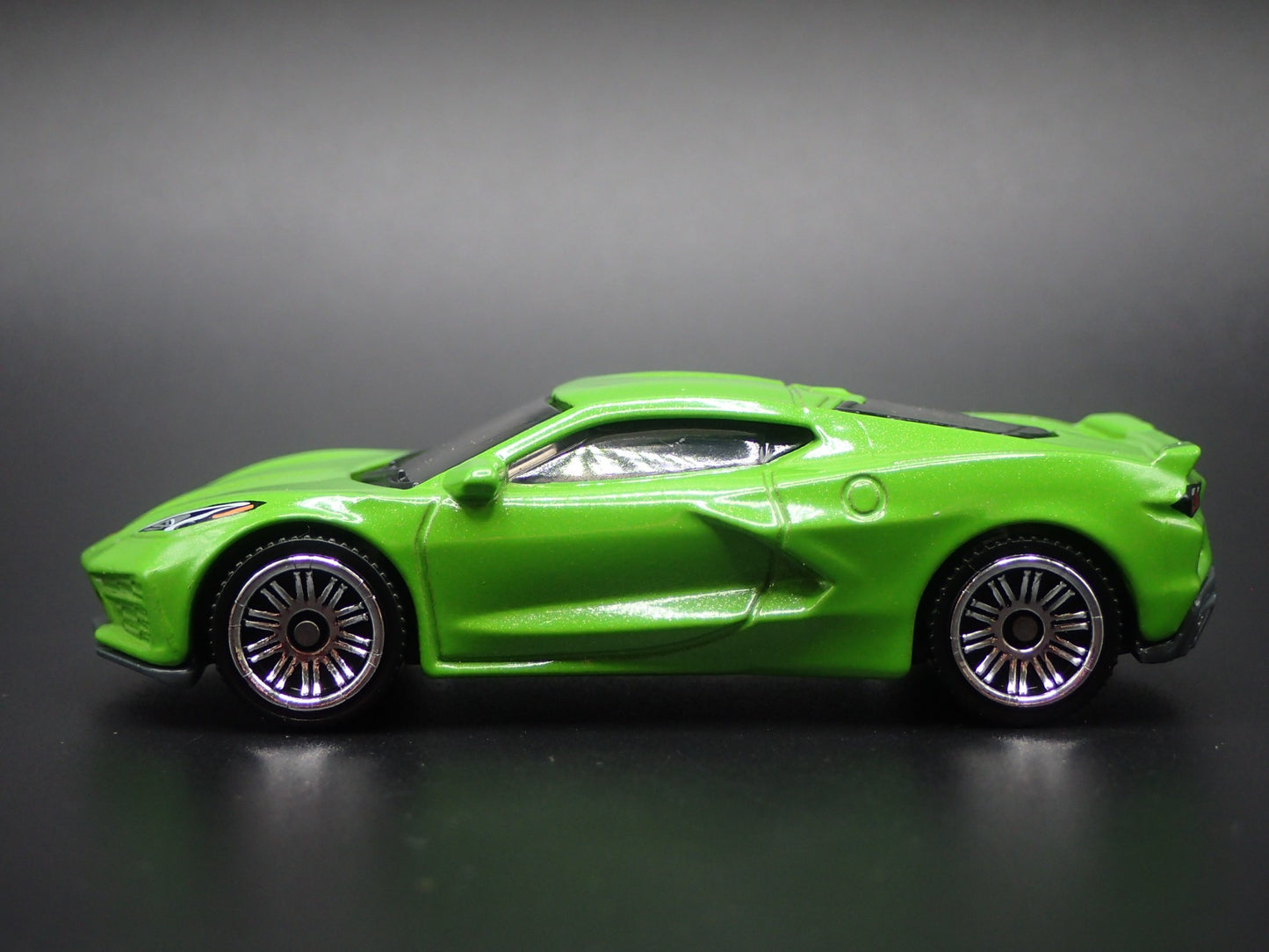 2020-2025 CHEVY CHEVROLET CORVETTE C8 GREEN 1:64 SCALE DIORAMA DIECAST MODEL CAR