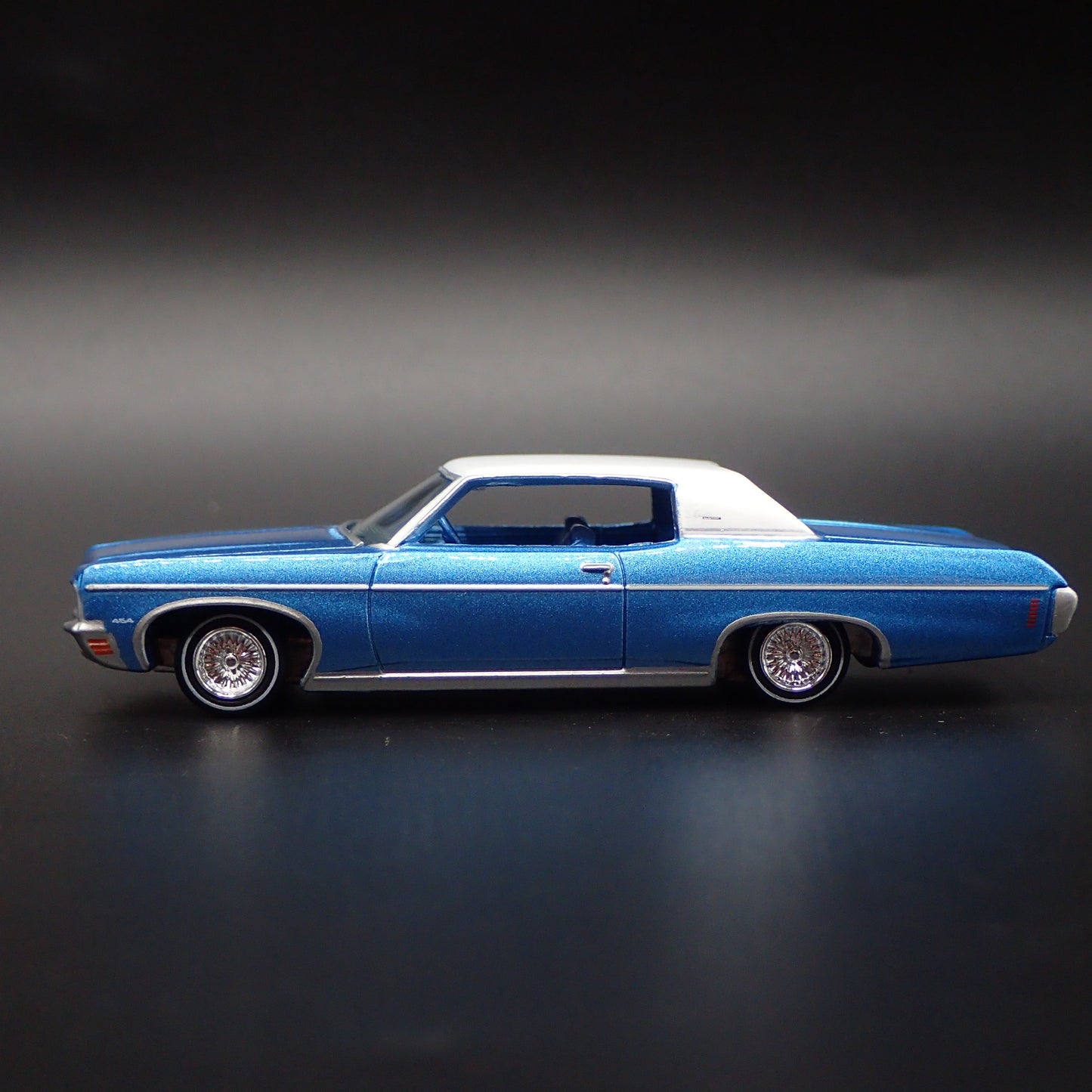 1970 70 CHEVY CHEVROLET IMPALA COUPE BLUE 1:64 SCALE DIORAMA DIECAST MODEL CAR
