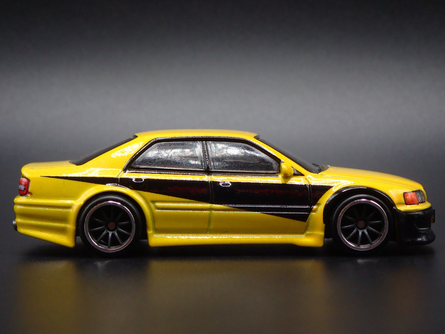 1996-2001 TOYOTA CHASER JZ X100 YELLOW 1/64 SCALE DIORAMA DIECAST MODEL CAR