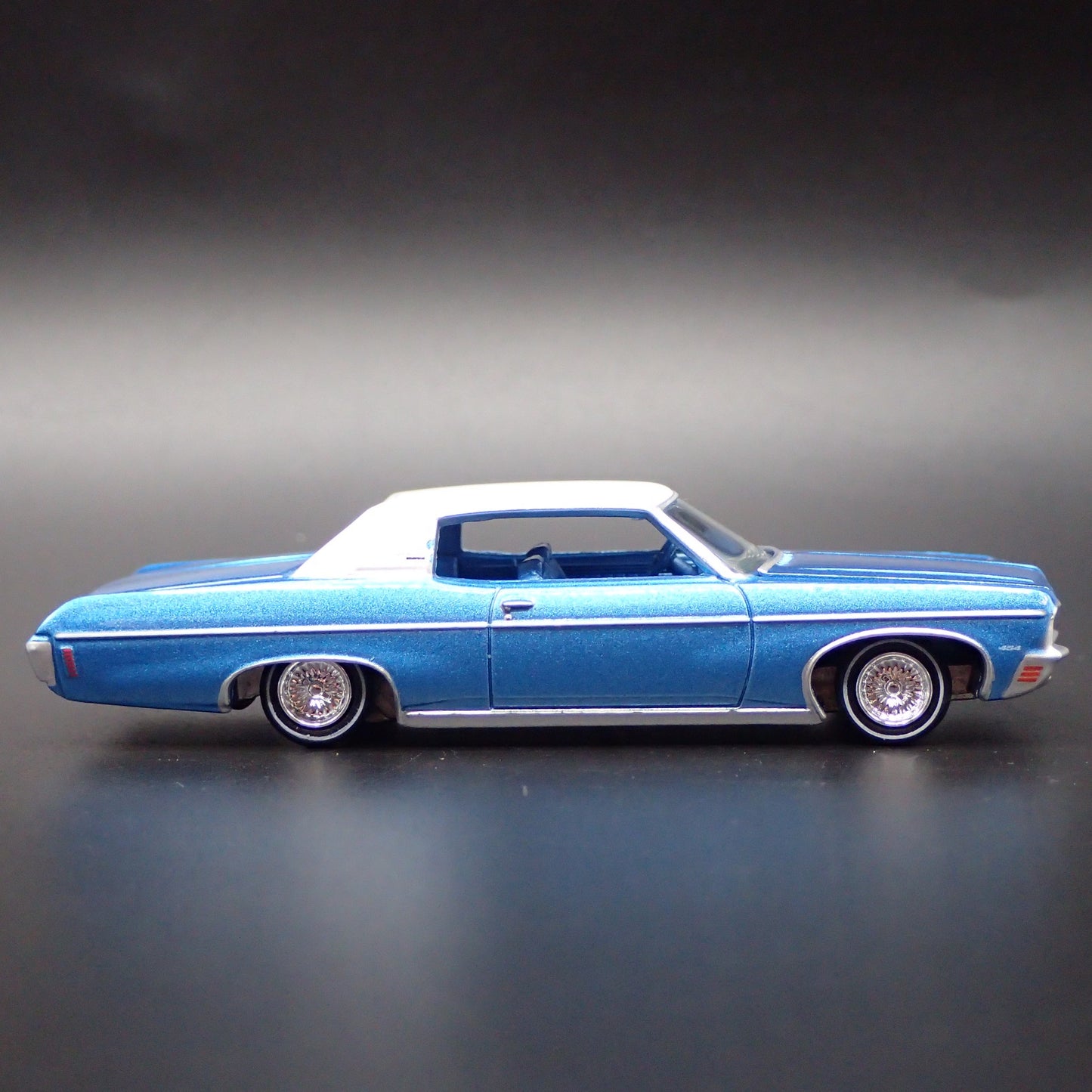 1970 70 CHEVY CHEVROLET IMPALA COUPE BLUE 1:64 SCALE DIORAMA DIECAST MODEL CAR