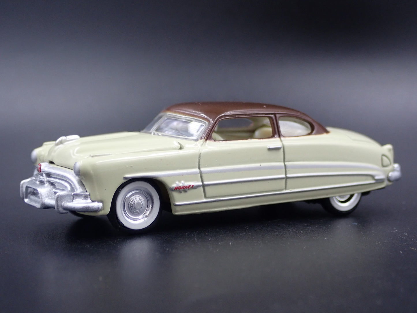 1951 51 HUDSON HORNET CREAM 1:64 SCALE COLLECTIBLE DIORAMA DIECAST MODEL CAR