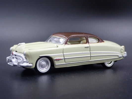1951 51 HUDSON HORNET CREAM 1:64 SCALE COLLECTIBLE DIORAMA DIECAST MODEL CAR