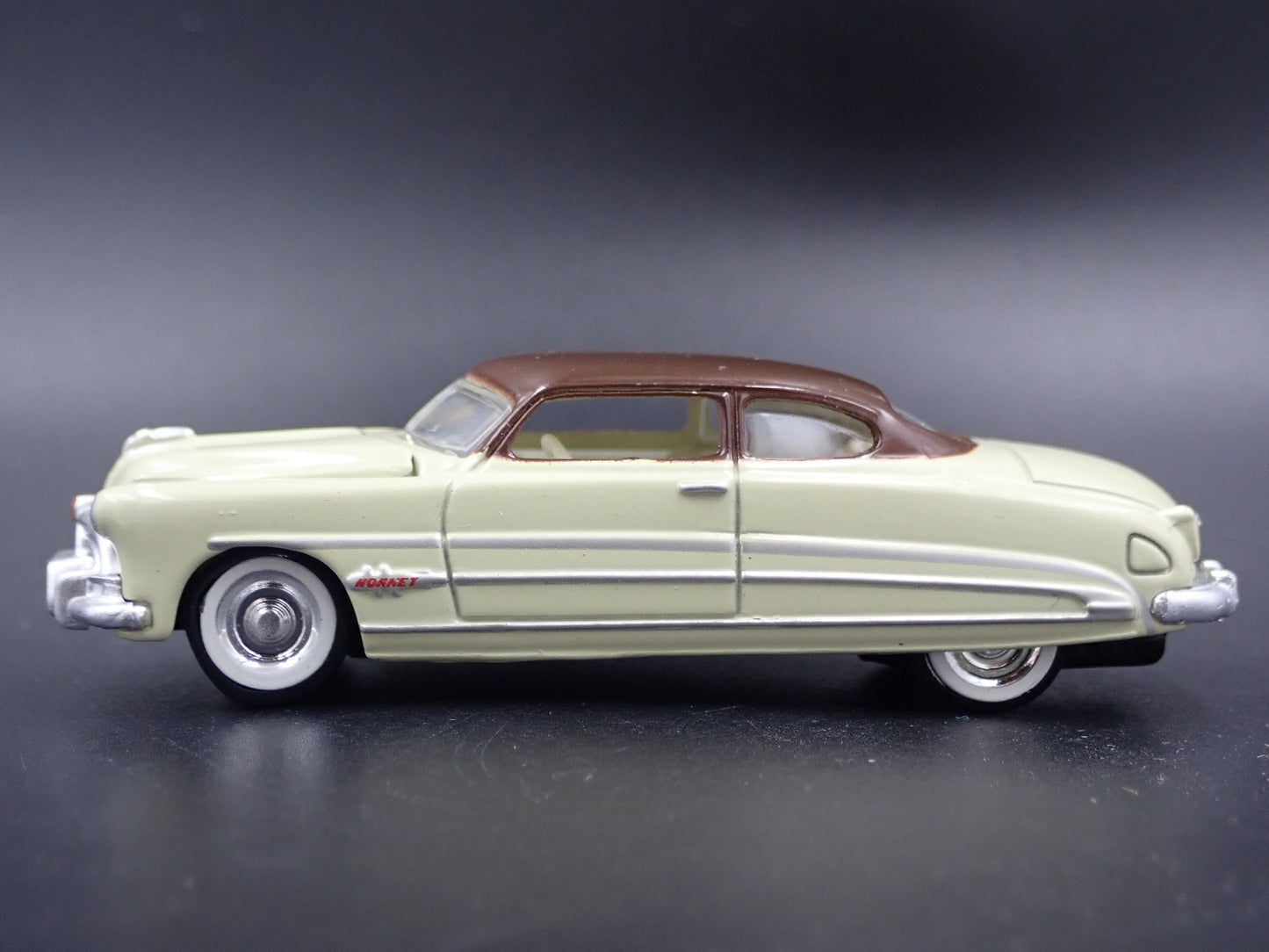 1951 51 HUDSON HORNET CREAM 1:64 SCALE COLLECTIBLE DIORAMA DIECAST MODEL CAR