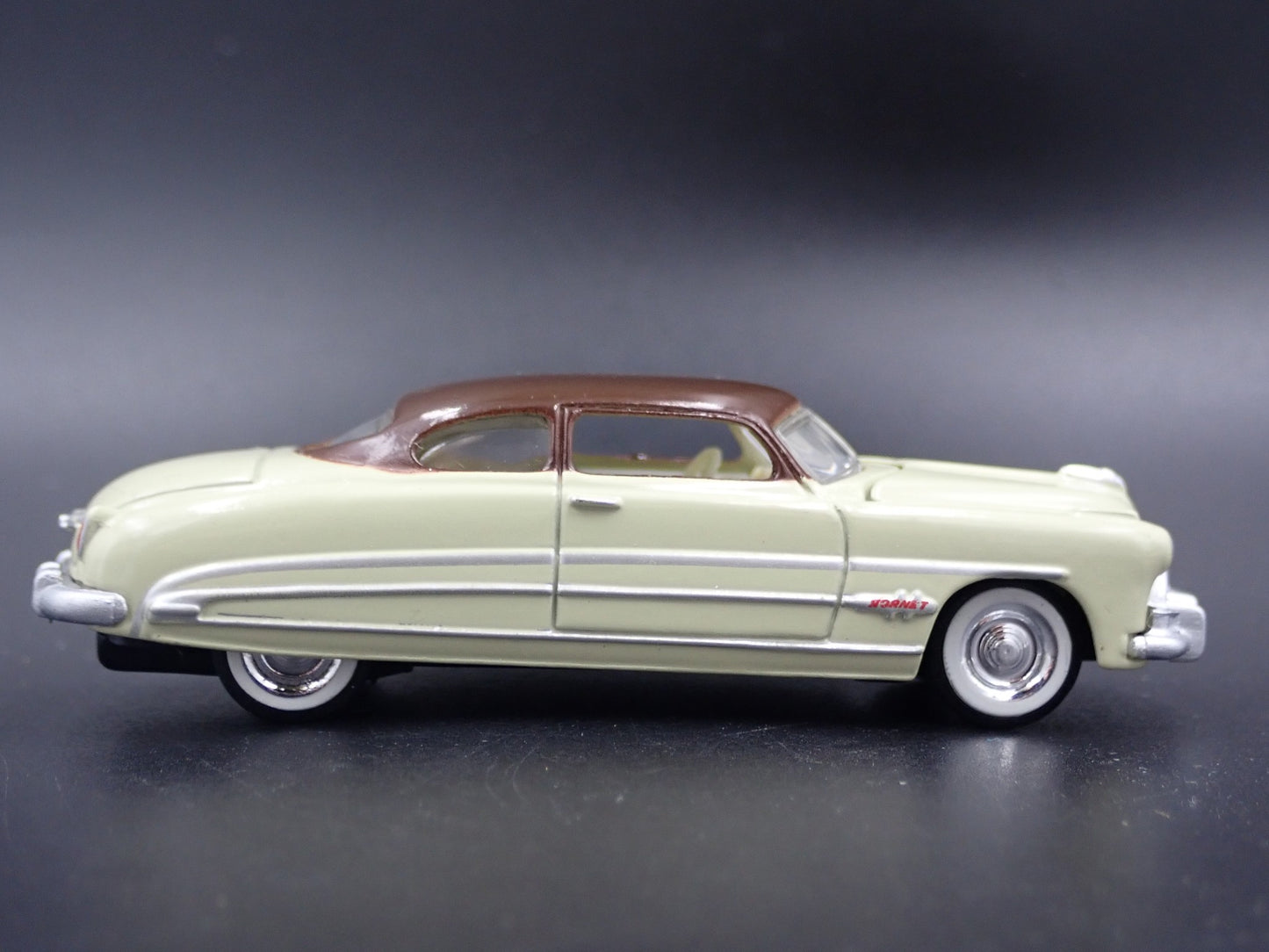 1951 51 HUDSON HORNET CREAM 1:64 SCALE COLLECTIBLE DIORAMA DIECAST MODEL CAR