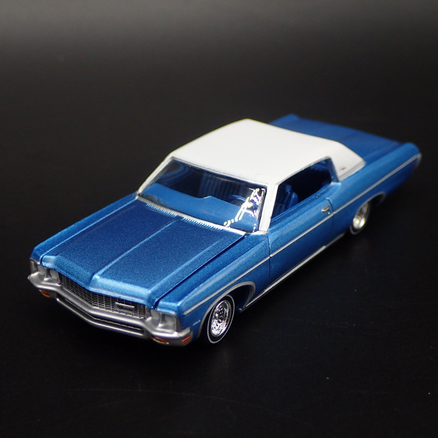 1970 70 CHEVY CHEVROLET IMPALA COUPE BLUE 1:64 SCALE DIORAMA DIECAST MODEL CAR
