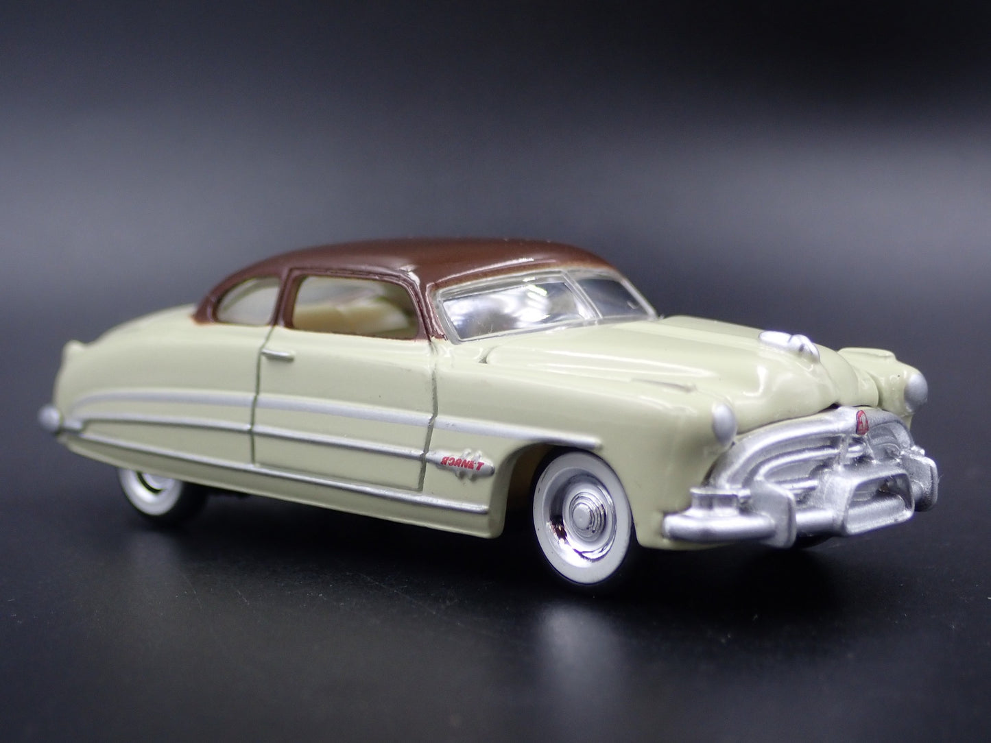 1951 51 HUDSON HORNET CREAM 1:64 SCALE COLLECTIBLE DIORAMA DIECAST MODEL CAR