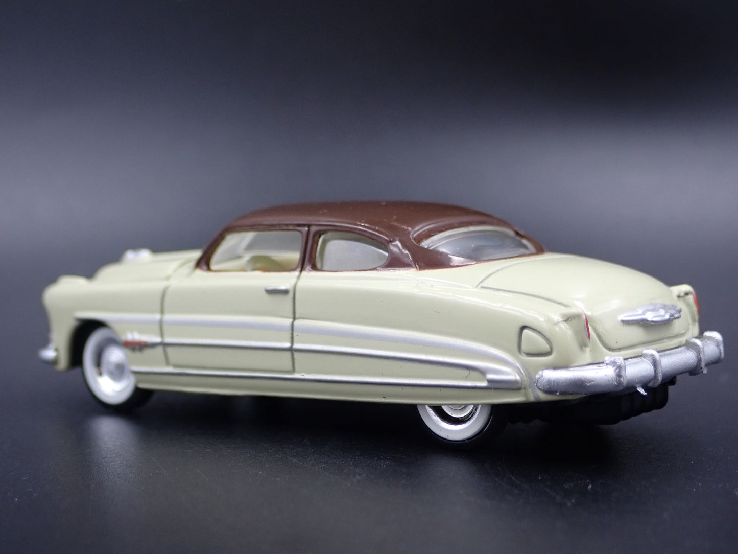 1951 51 HUDSON HORNET CREAM 1:64 SCALE COLLECTIBLE DIORAMA DIECAST MODEL CAR