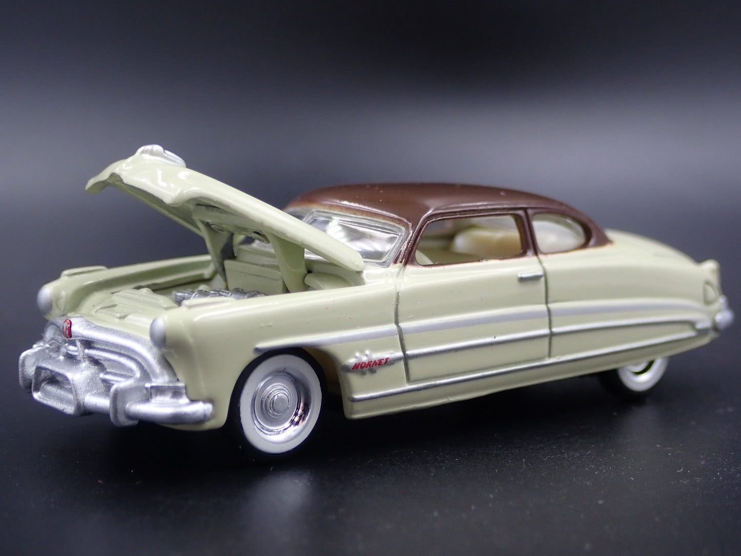 1951 51 HUDSON HORNET CREAM 1:64 SCALE COLLECTIBLE DIORAMA DIECAST MODEL CAR