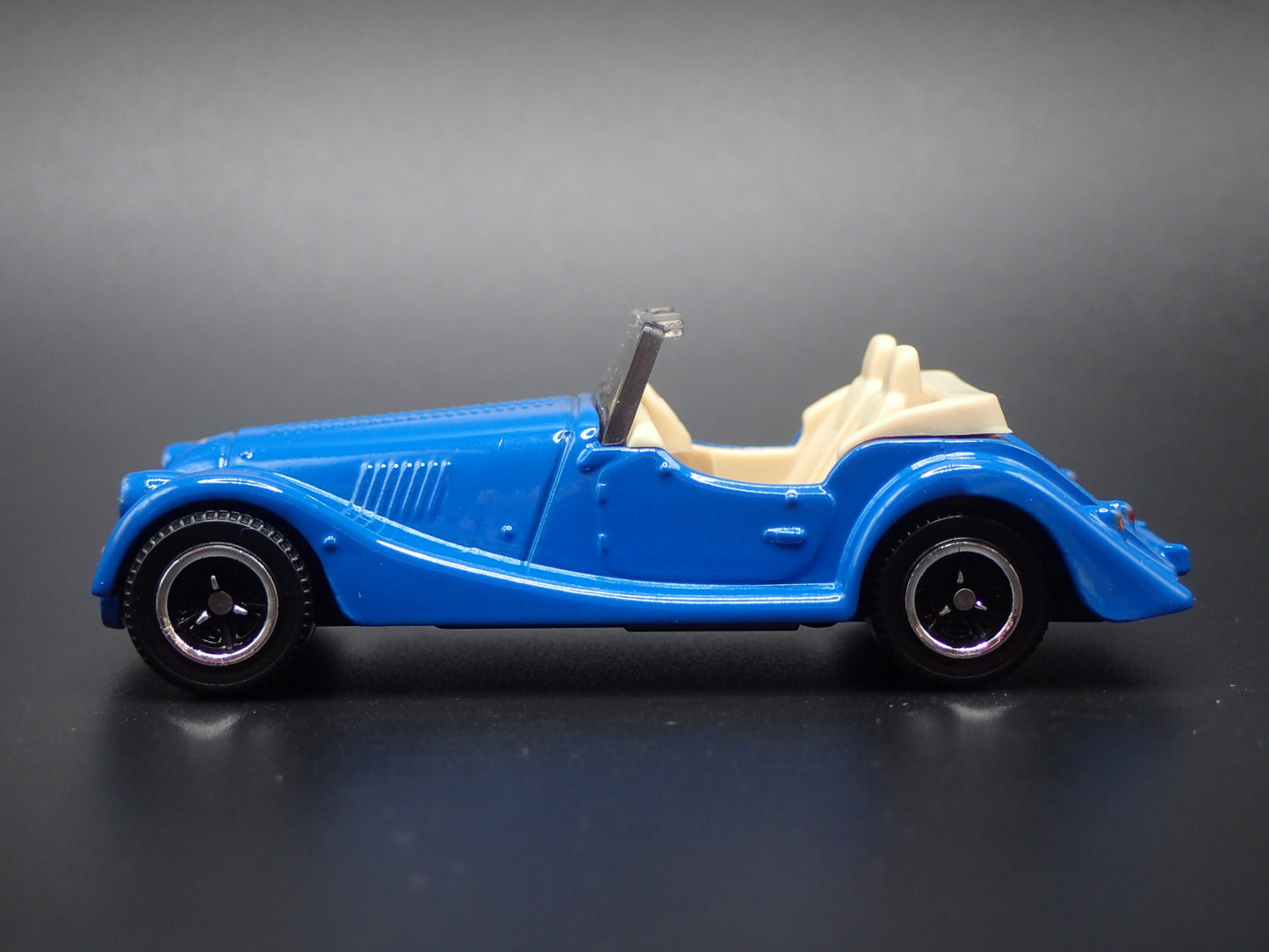 2020-2025 MORGAN PLUS FOUR +4 1:64 SCALE COLLECTIBLE DIORAMA DIECAST MODEL CAR