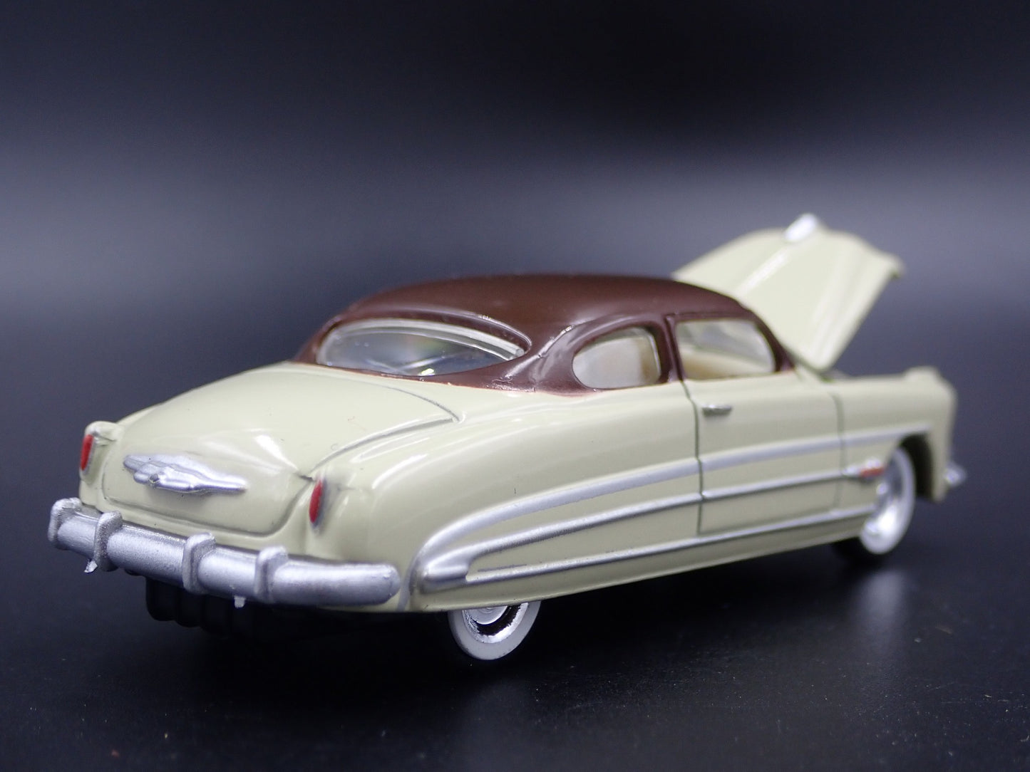 1951 51 HUDSON HORNET CREAM 1:64 SCALE COLLECTIBLE DIORAMA DIECAST MODEL CAR