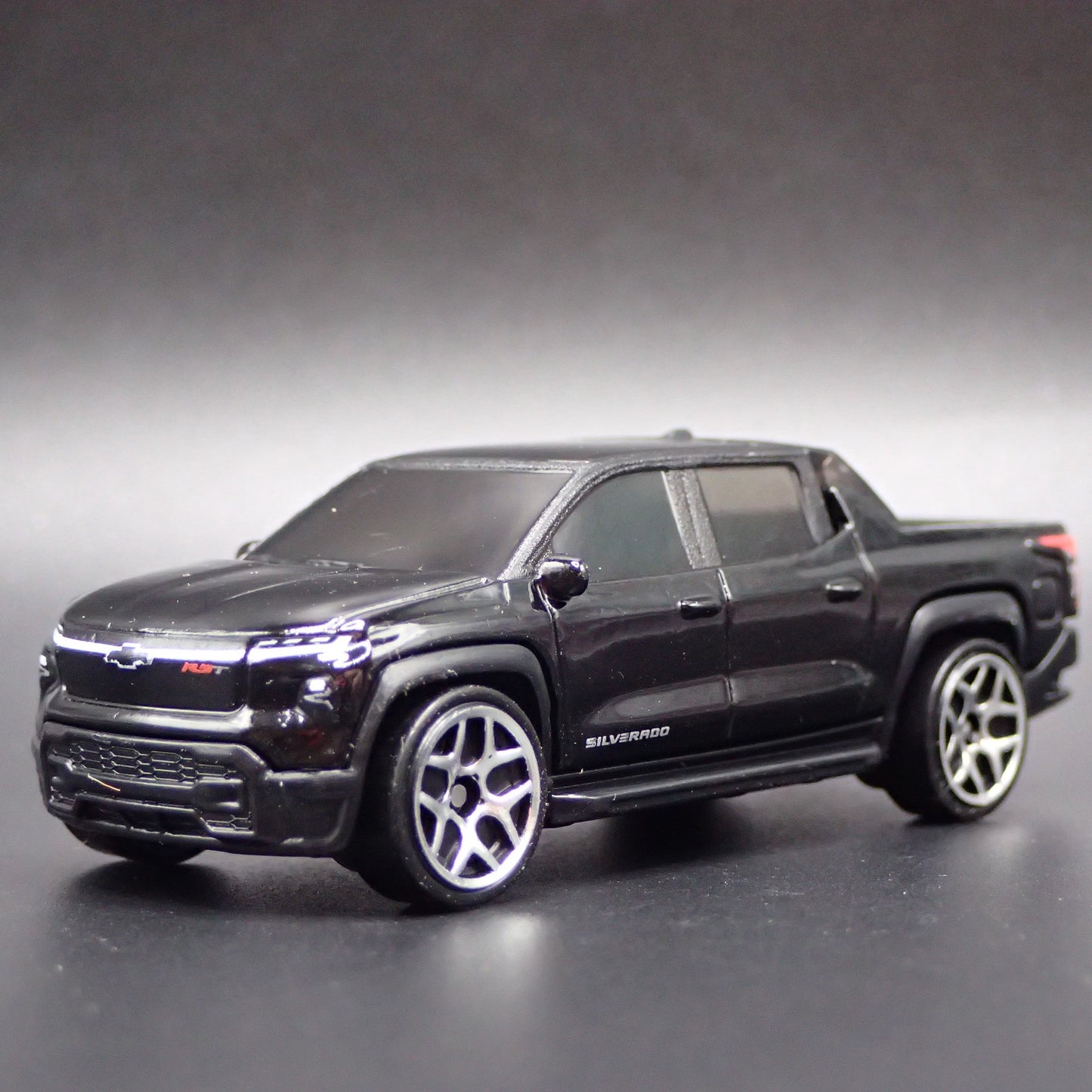2024-2025 CHEVY CHEVROLET SILVERADO EV ELECTRIC TRUCK 1:64 DIECAST MODEL CAR