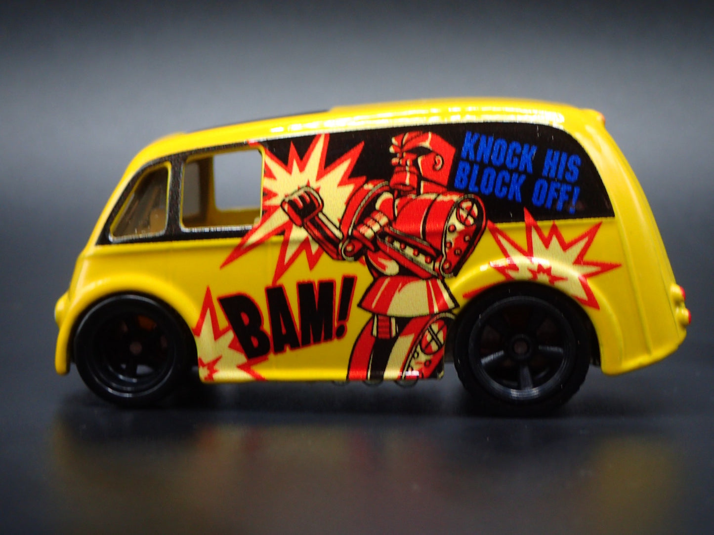 CUSTOM DIVCO DELIVERY VAN TRUCK ROCK'EM SOCK'EM 1:64 SCALE DIECAST MODEL CAR