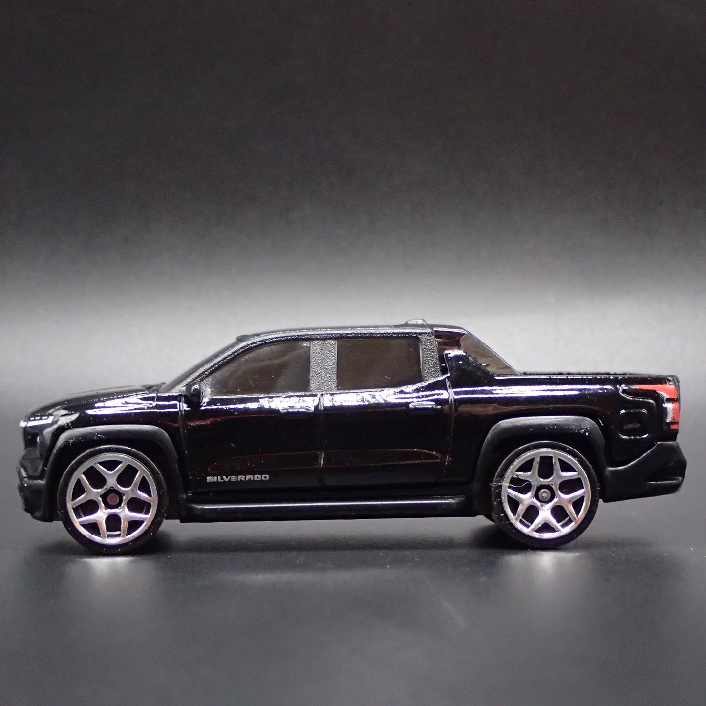 2024-2025 CHEVY CHEVROLET SILVERADO EV ELECTRIC TRUCK 1:64 DIECAST MODEL CAR