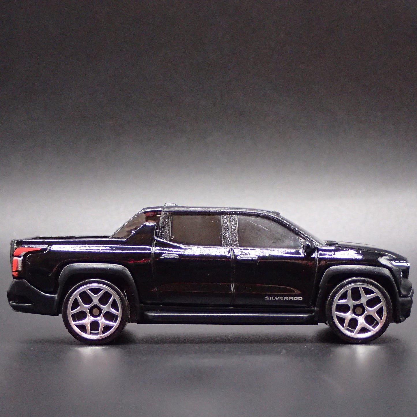 2024-2025 CHEVY CHEVROLET SILVERADO EV ELECTRIC TRUCK 1:64 DIECAST MODEL CAR