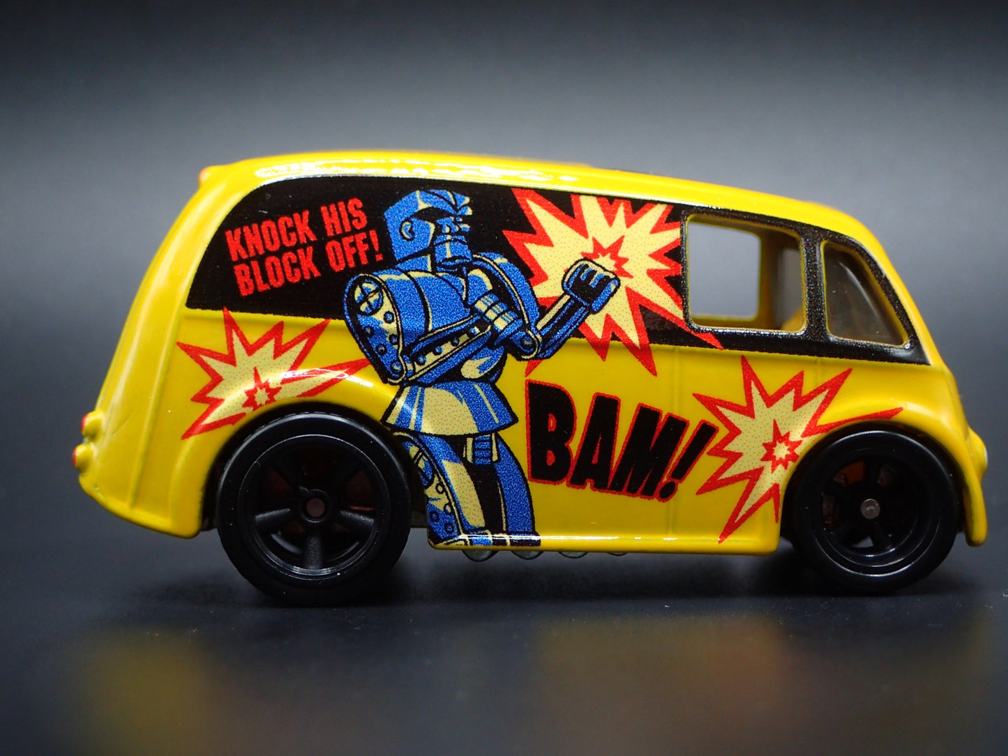 CUSTOM DIVCO DELIVERY VAN TRUCK ROCK'EM SOCK'EM 1:64 SCALE DIECAST MODEL CAR