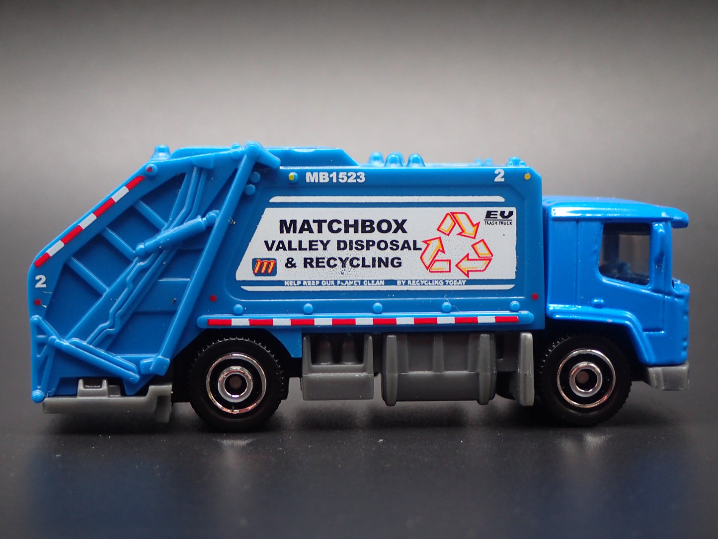 MODERN EV GARBAGE RECYCLING TRASH TRUCK BLUE 1/64 MB SCALE DIECAST MODEL CAR