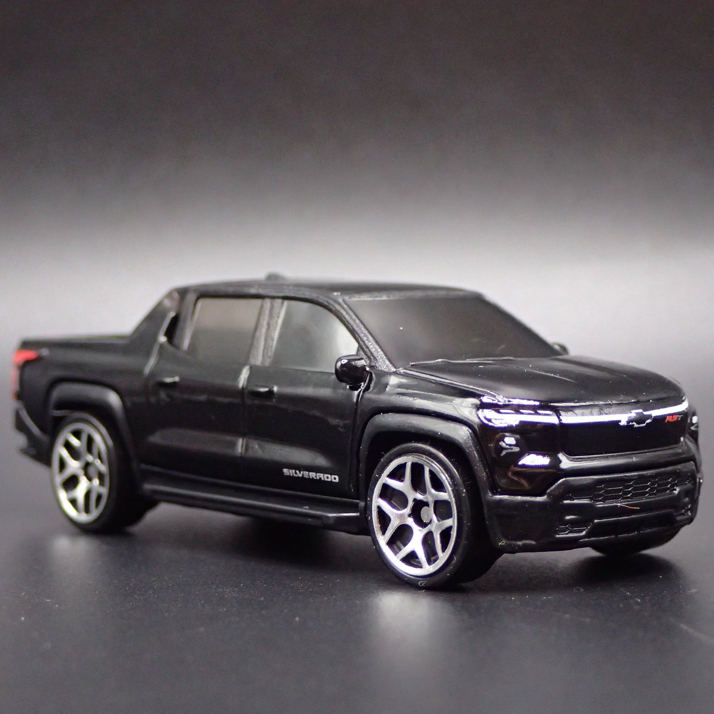 2024-2025 CHEVY CHEVROLET SILVERADO EV ELECTRIC TRUCK 1:64 DIECAST MODEL CAR