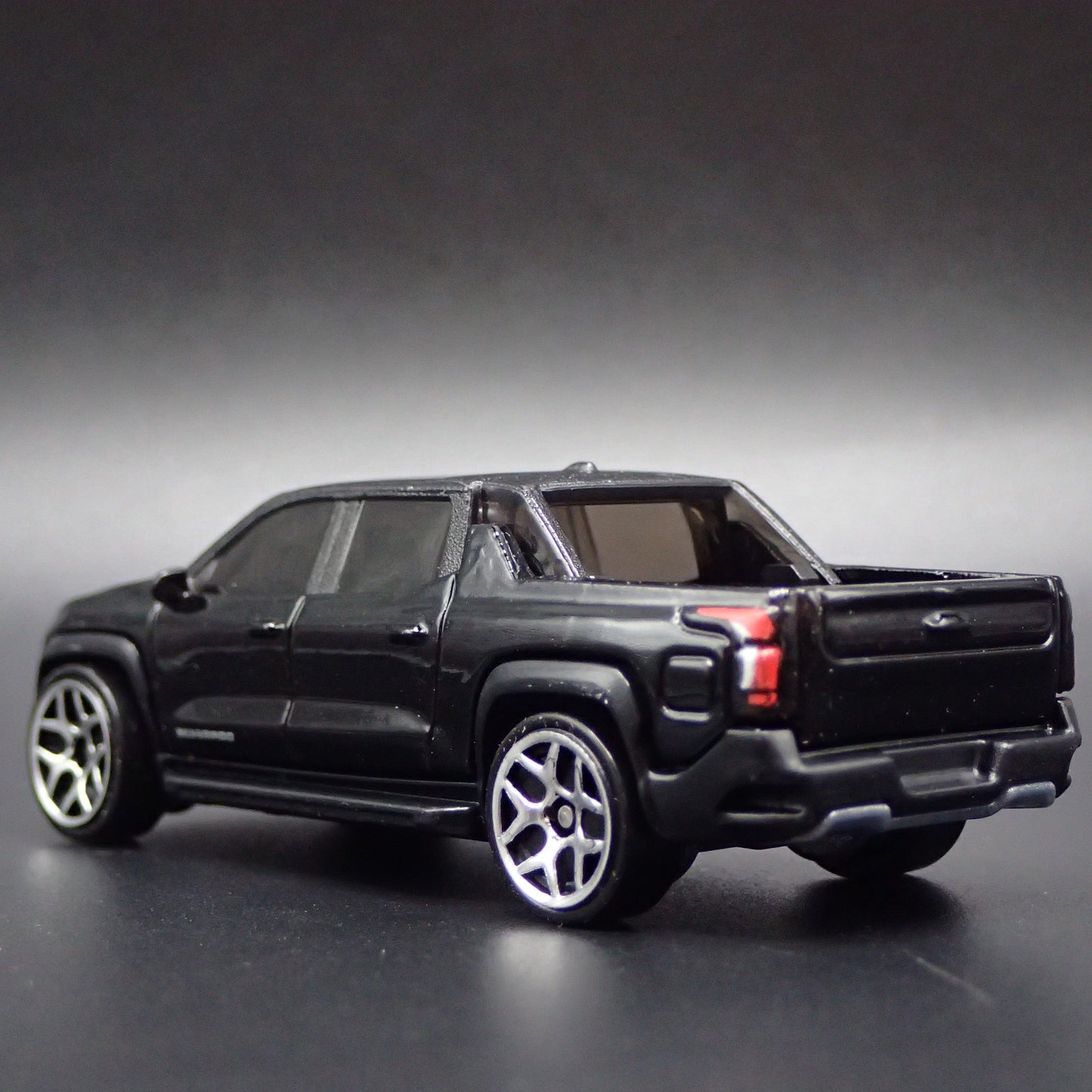 2024-2025 CHEVY CHEVROLET SILVERADO EV ELECTRIC TRUCK 1:64 DIECAST MODEL CAR