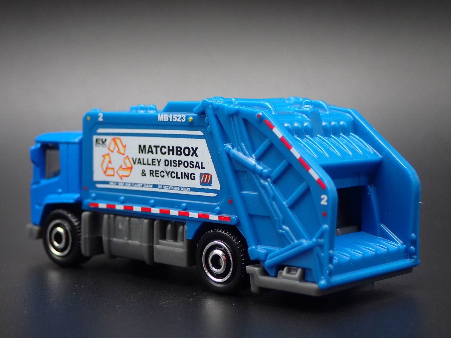 MODERN EV GARBAGE RECYCLING TRASH TRUCK BLUE 1/64 MB SCALE DIECAST MODEL CAR