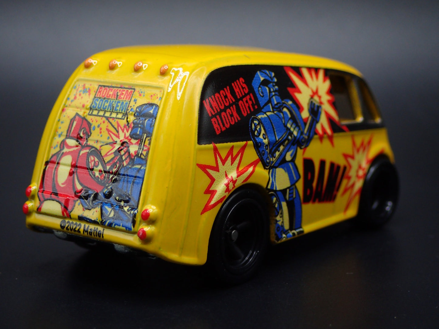 CUSTOM DIVCO DELIVERY VAN TRUCK ROCK'EM SOCK'EM 1:64 SCALE DIECAST MODEL CAR