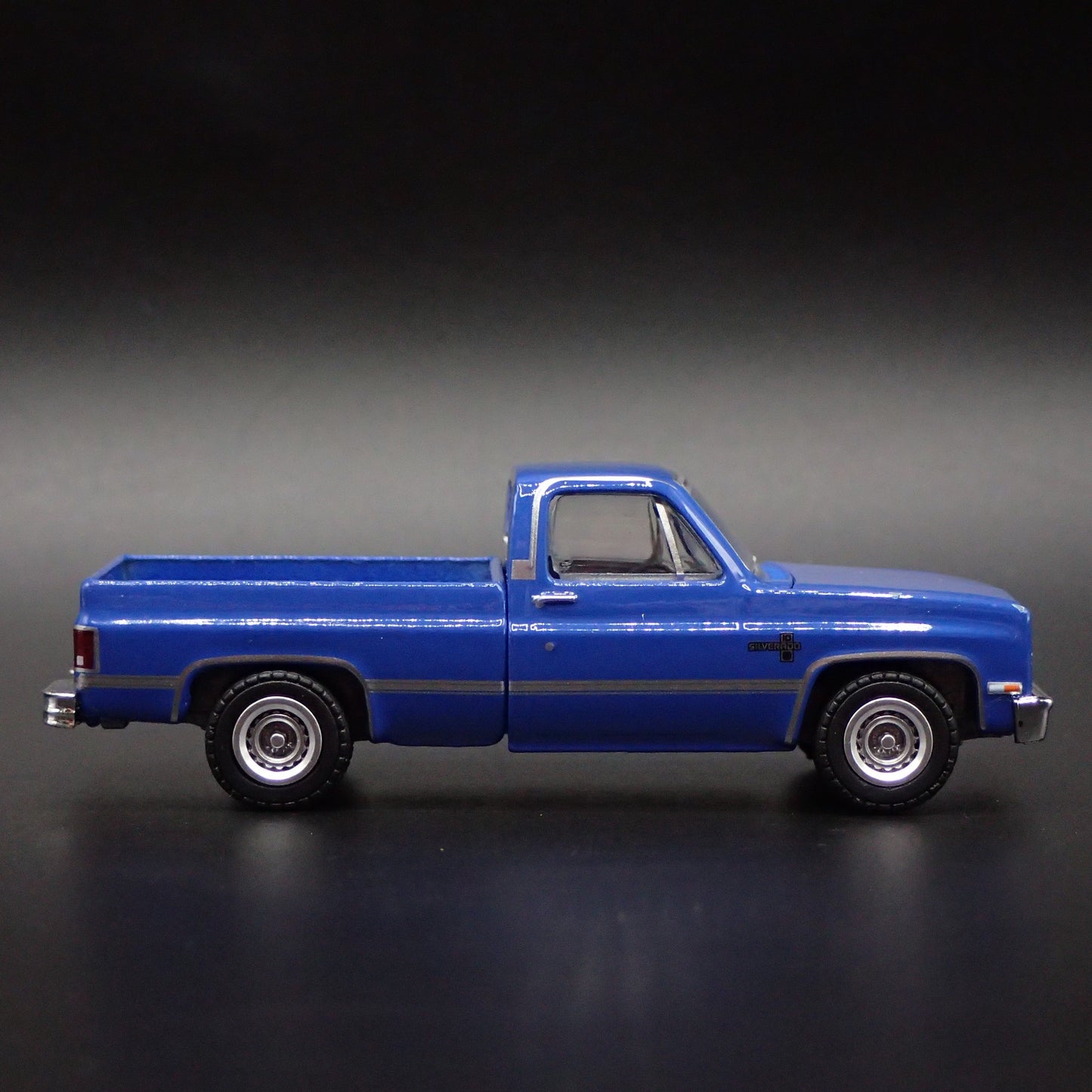 1987 87 CHEVY CHEVROLET C10 PICKUP TRUCK SHORTBED 1/64 SCALE DIECAST MODEL CAR