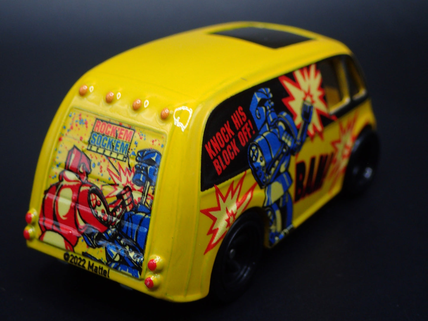 CUSTOM DIVCO DELIVERY VAN TRUCK ROCK'EM SOCK'EM 1:64 SCALE DIECAST MODEL CAR