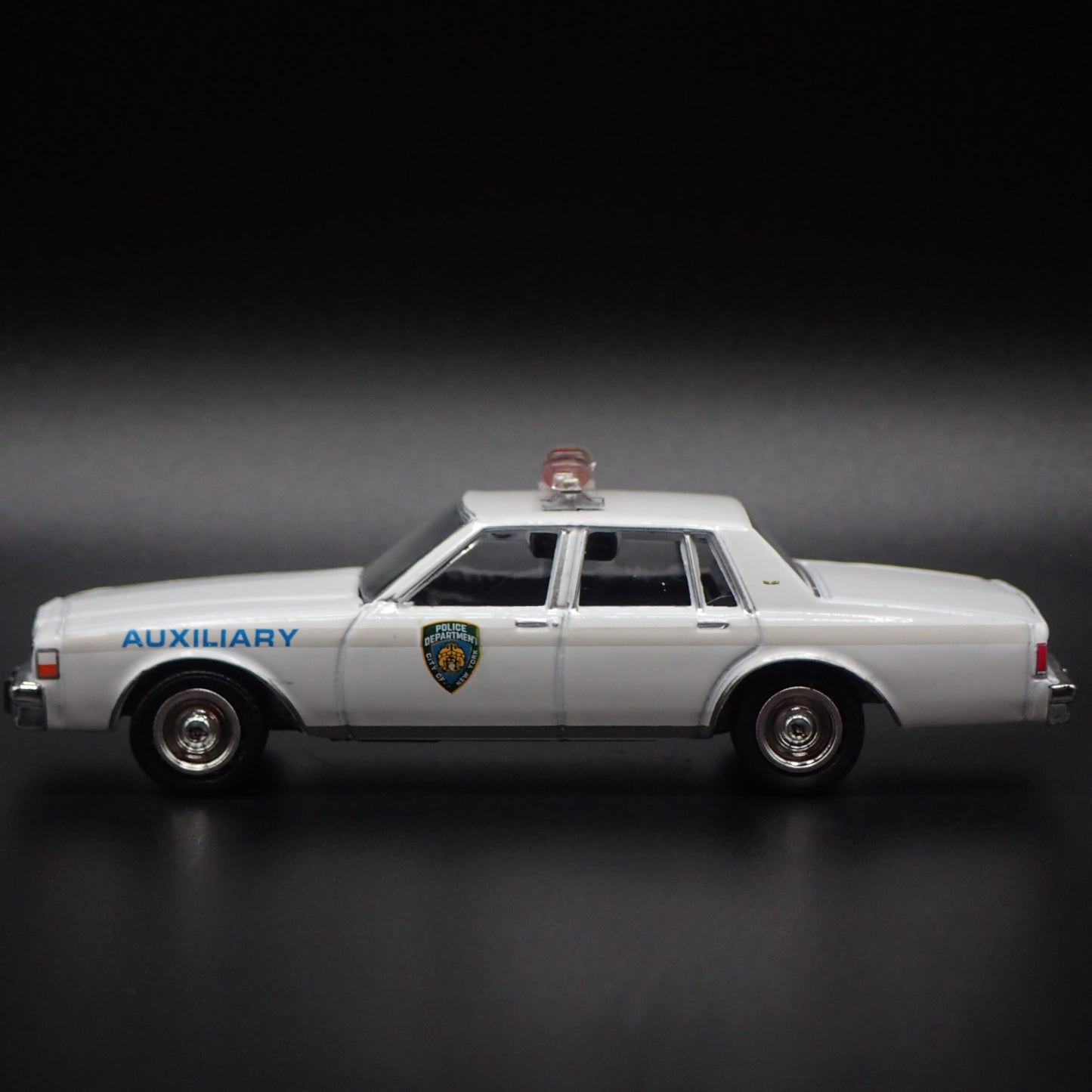 1989 CHEVY CHEVROLET CAPRICE NYPD NEW YORK POLICE 1/64 SCALE DIECAST MODEL CAR
