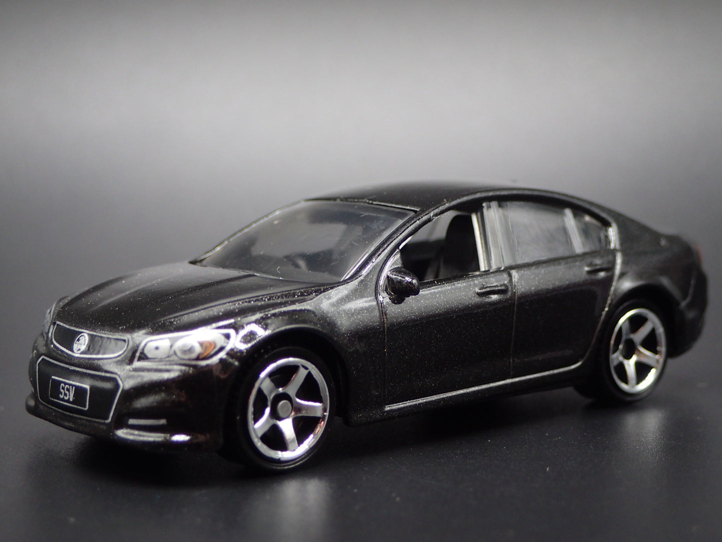 HOLDEN VF COMMODORE SSV 4 FOUR DOOR SEDAN (CHEVROLET SS) 1:64 DIECAST MODEL CAR