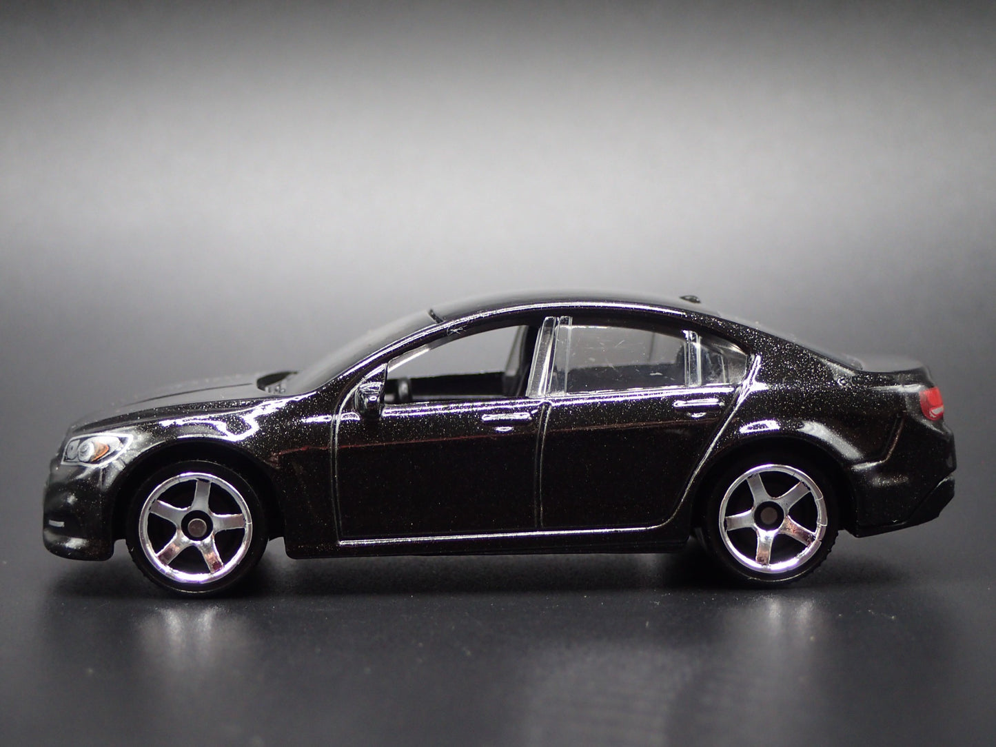 HOLDEN VF COMMODORE SSV 4 FOUR DOOR SEDAN (CHEVROLET SS) 1:64 DIECAST MODEL CAR