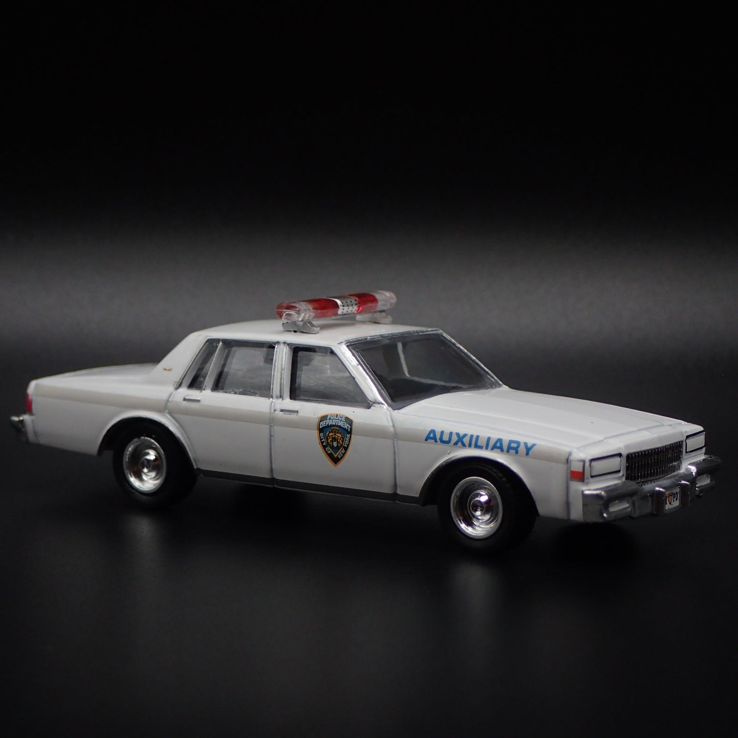 1989 CHEVY CHEVROLET CAPRICE NYPD NEW YORK POLICE 1/64 SCALE DIECAST MODEL CAR