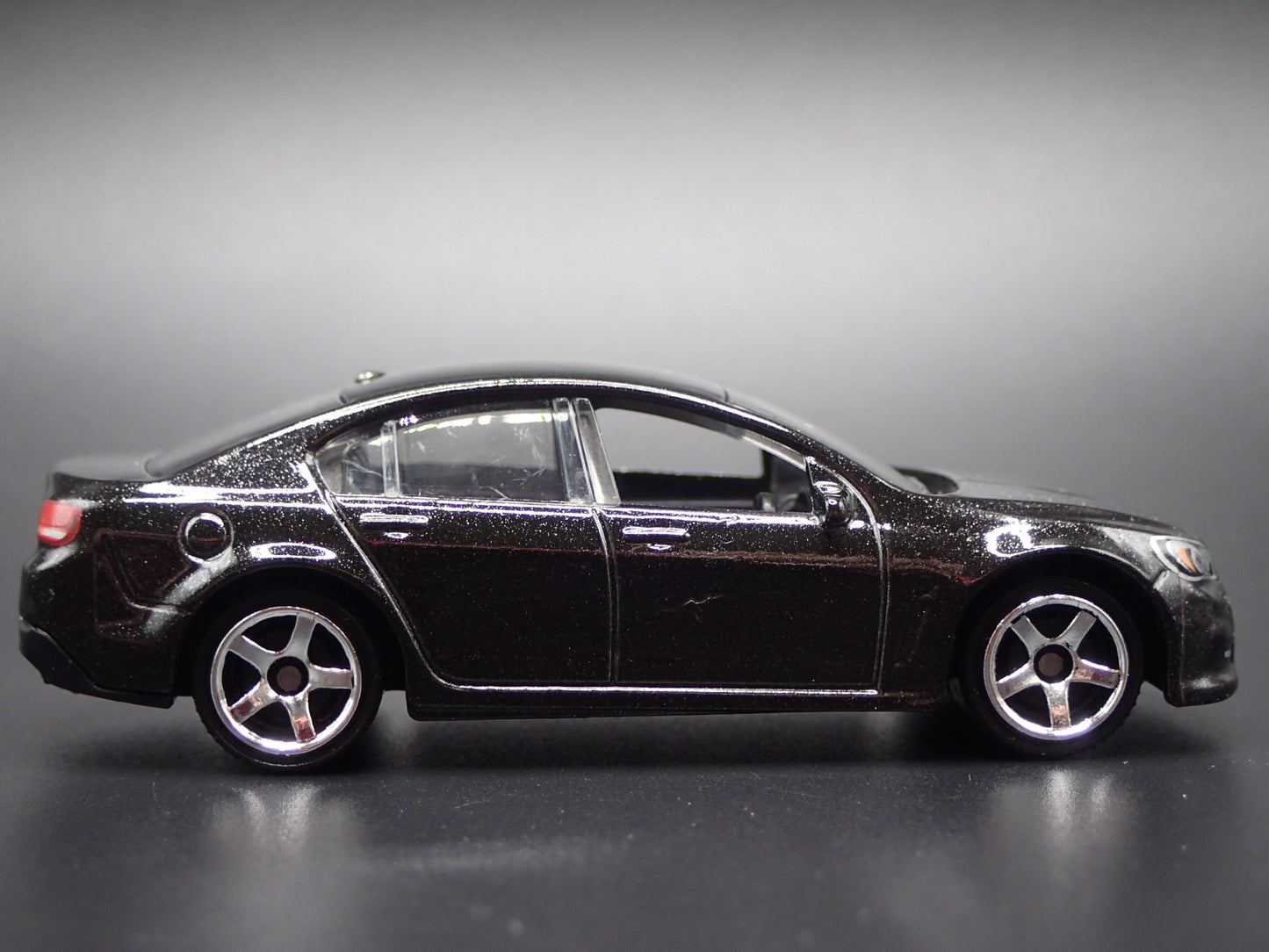 HOLDEN VF COMMODORE SSV 4 FOUR DOOR SEDAN (CHEVROLET SS) 1:64 DIECAST MODEL CAR