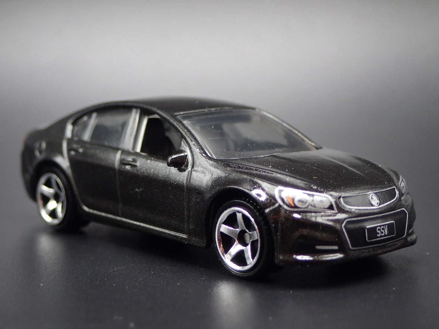 HOLDEN VF COMMODORE SSV 4 FOUR DOOR SEDAN (CHEVROLET SS) 1:64 DIECAST MODEL CAR