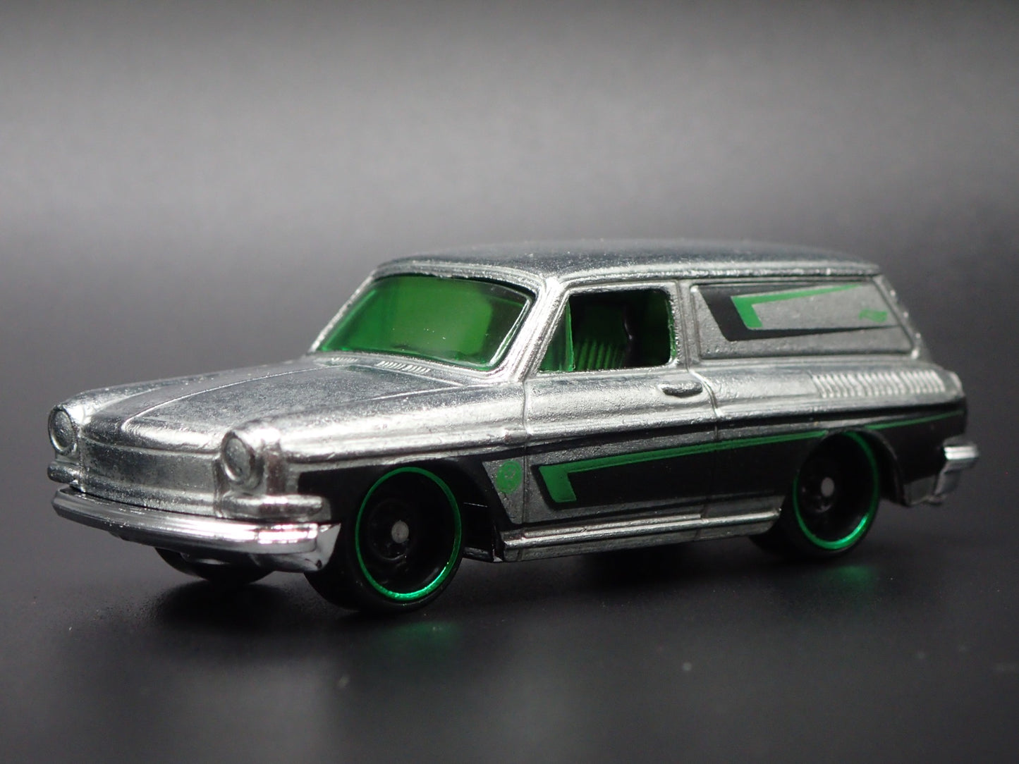 1961-1973 VW VOLKSWAGEN SQUAREBACK HIPPY 1:64 SCALE DIORAMA DIECAST MODEL CAR