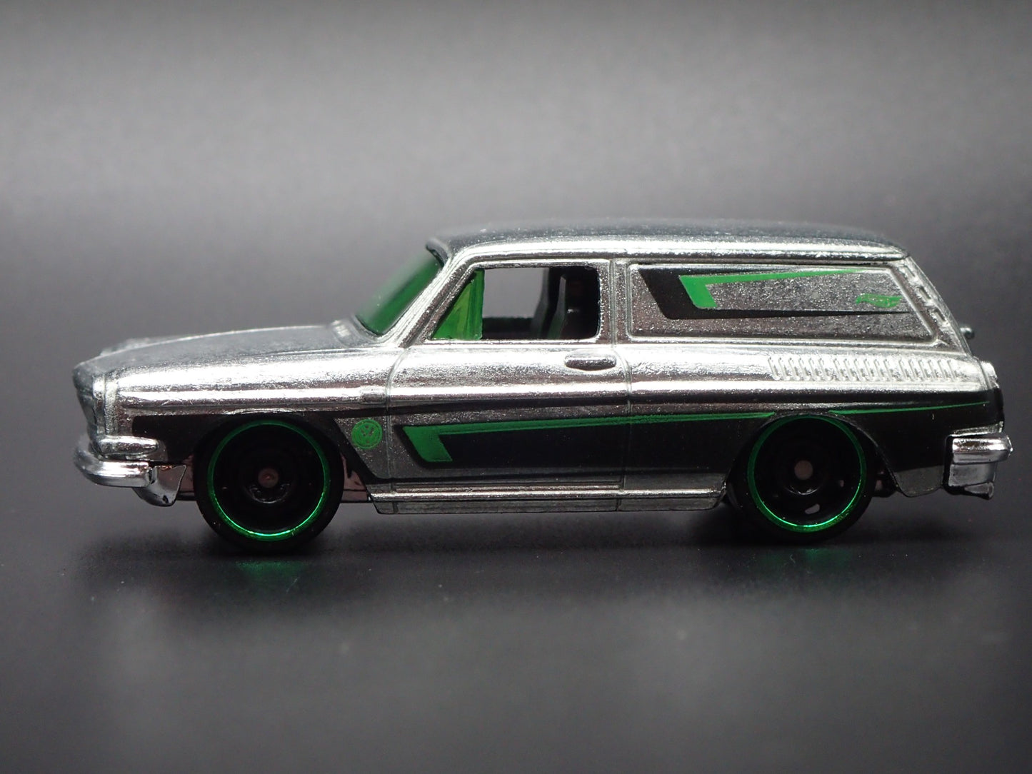 1961-1973 VW VOLKSWAGEN SQUAREBACK HIPPY 1:64 SCALE DIORAMA DIECAST MODEL CAR