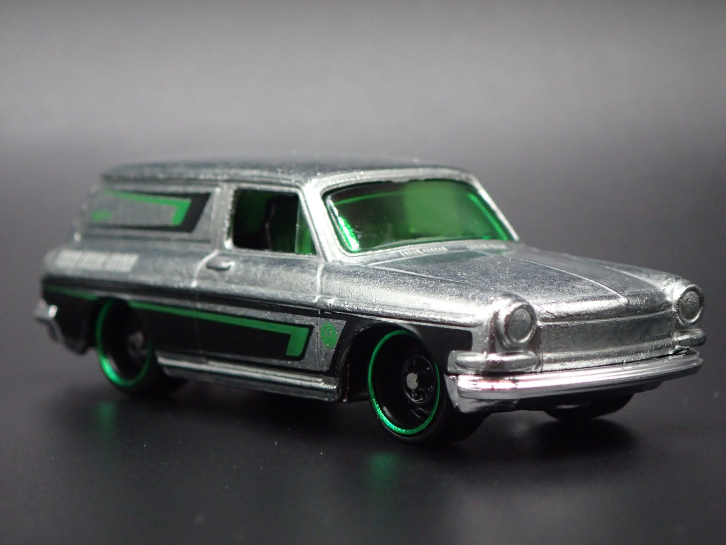 1961-1973 VW VOLKSWAGEN SQUAREBACK HIPPY 1:64 SCALE DIORAMA DIECAST MODEL CAR