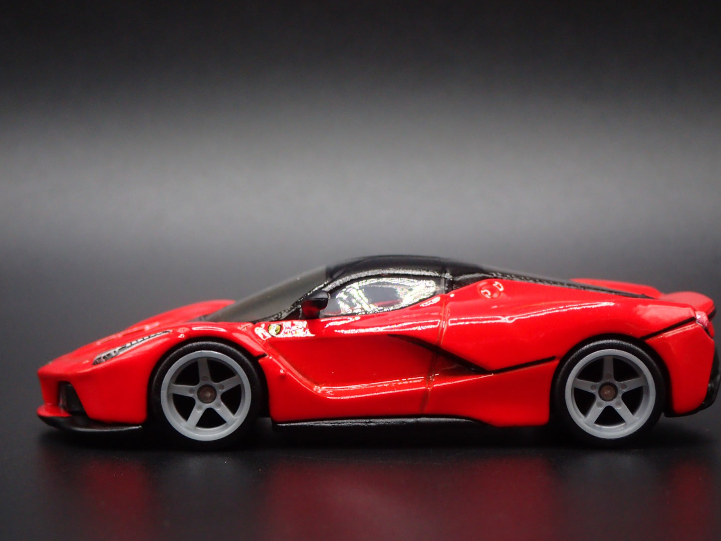 2013-2016 LAFERRARI SUPER CAR 1:64 SCALE COLLECTIBLE DIORAMA DIECAST MODEL CAR