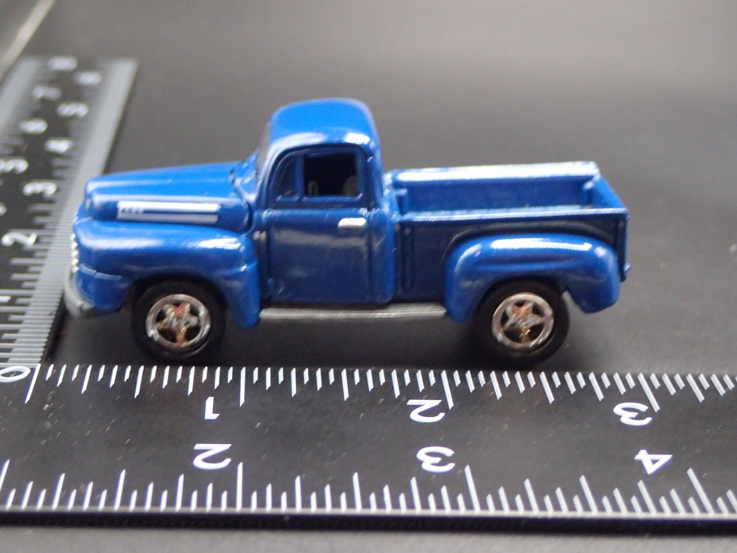1950 50 FORD PICKUP TRUCK F1 1:64 SCALE COLLECTIBLE DIORAMA DIECAST MODEL CAR