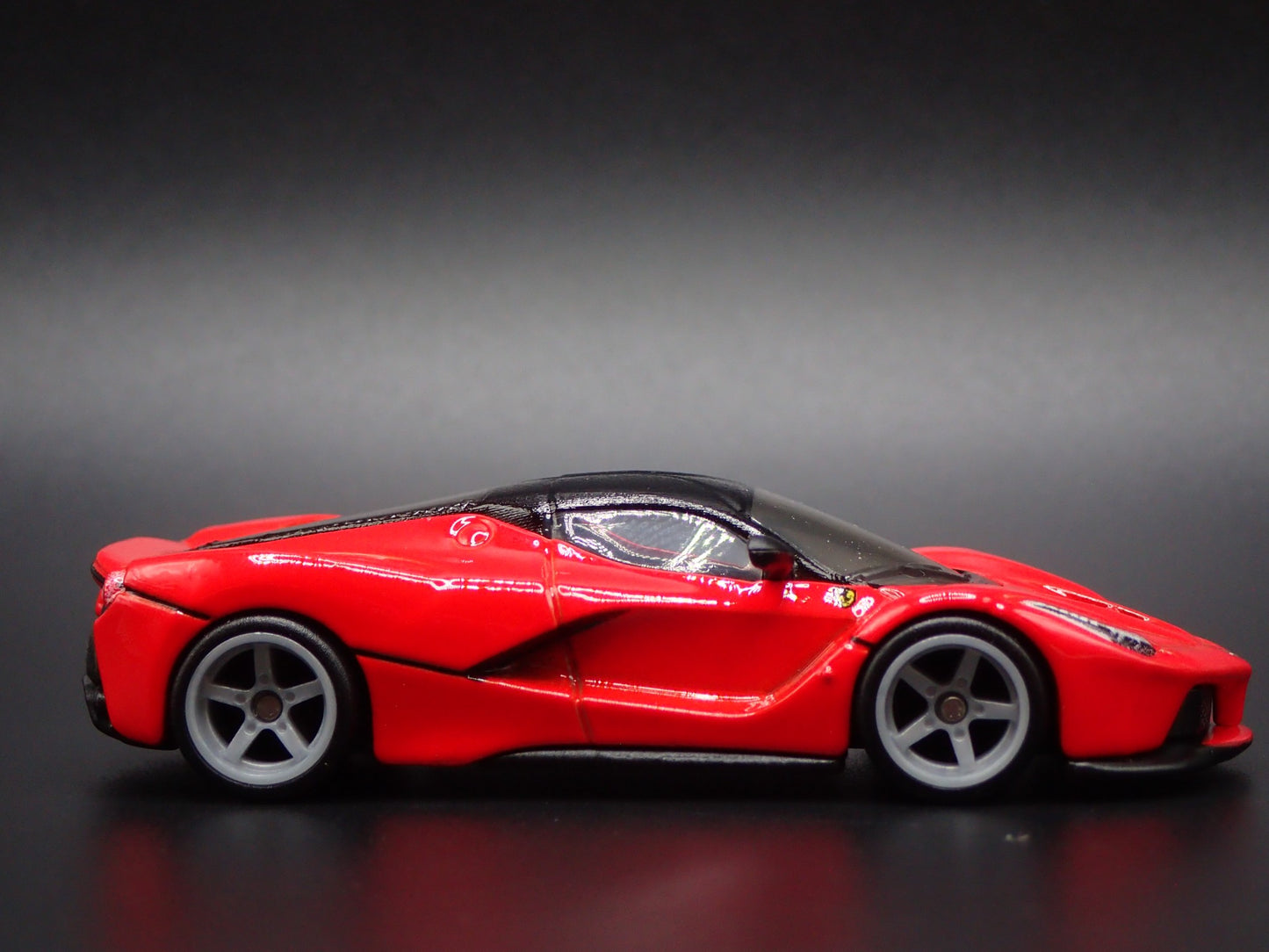 2013-2016 LAFERRARI SUPER CAR 1:64 SCALE COLLECTIBLE DIORAMA DIECAST MODEL CAR
