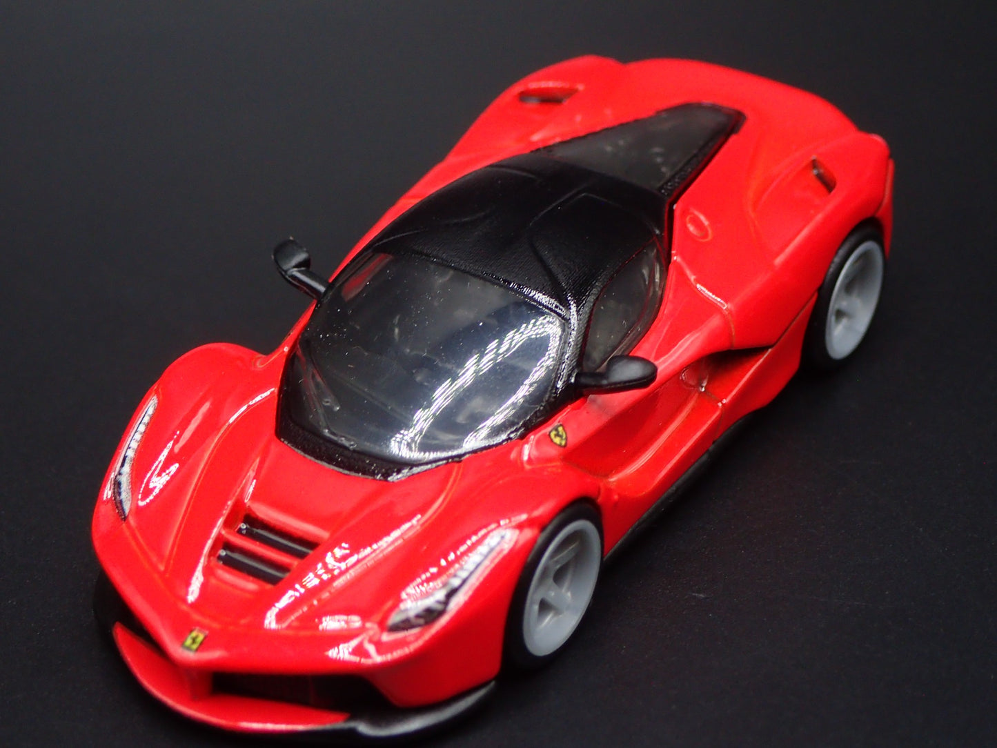 2013-2016 LAFERRARI SUPER CAR 1:64 SCALE COLLECTIBLE DIORAMA DIECAST MODEL CAR