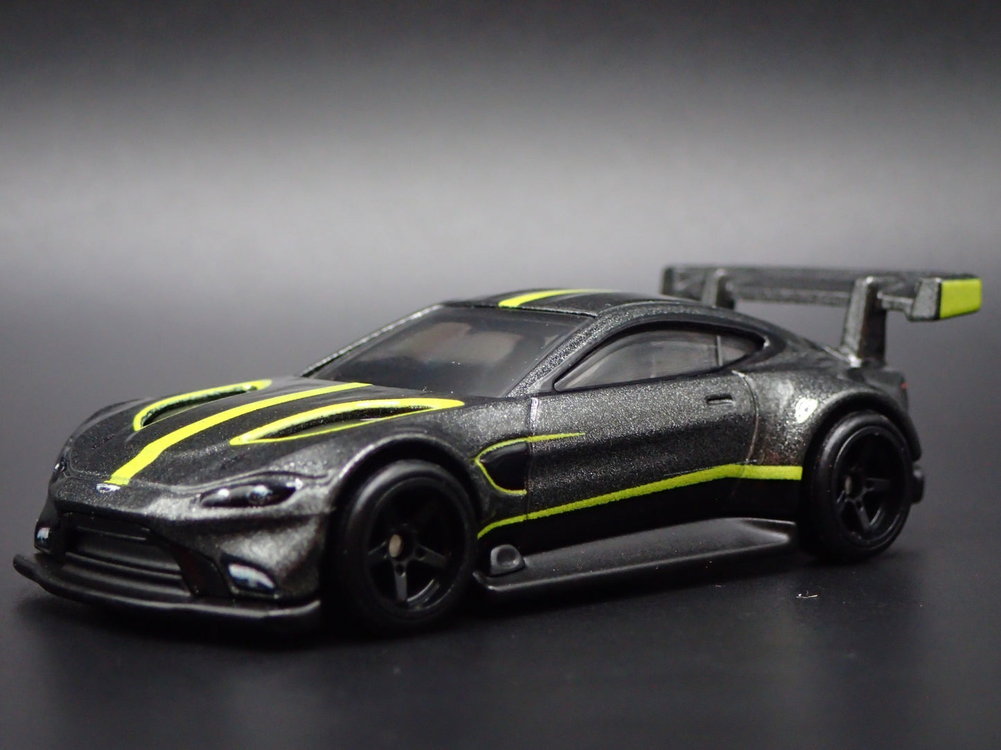 ASTON MARTIN VANTAGE GTE RACING RACE TEAM 1/64 SCALE DIORAMA DIECAST MODEL CAR