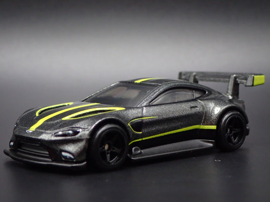 ASTON MARTIN VANTAGE GTE RACING RACE TEAM 1/64 SCALE DIORAMA DIECAST MODEL CAR