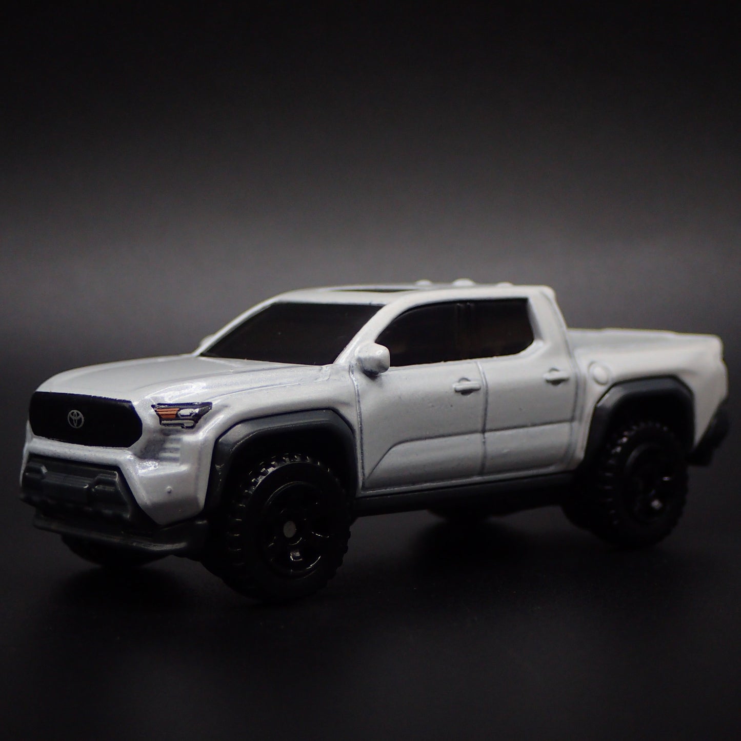 2024-2025 TOYOTA TACOMA PICKUP TRUCK WHITE 1:64 SCALE DIORAMA DIECAST MODEL CAR