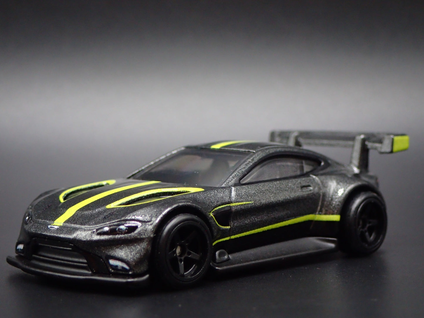 ASTON MARTIN VANTAGE GTE RACING RACE TEAM 1/64 SCALE DIORAMA DIECAST MODEL CAR