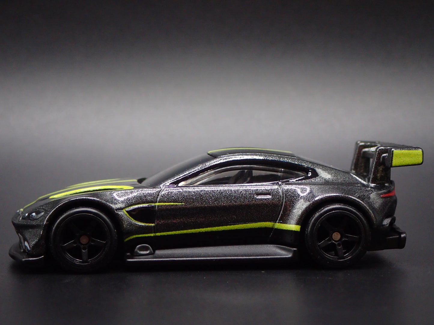 ASTON MARTIN VANTAGE GTE RACING RACE TEAM 1/64 SCALE DIORAMA DIECAST MODEL CAR