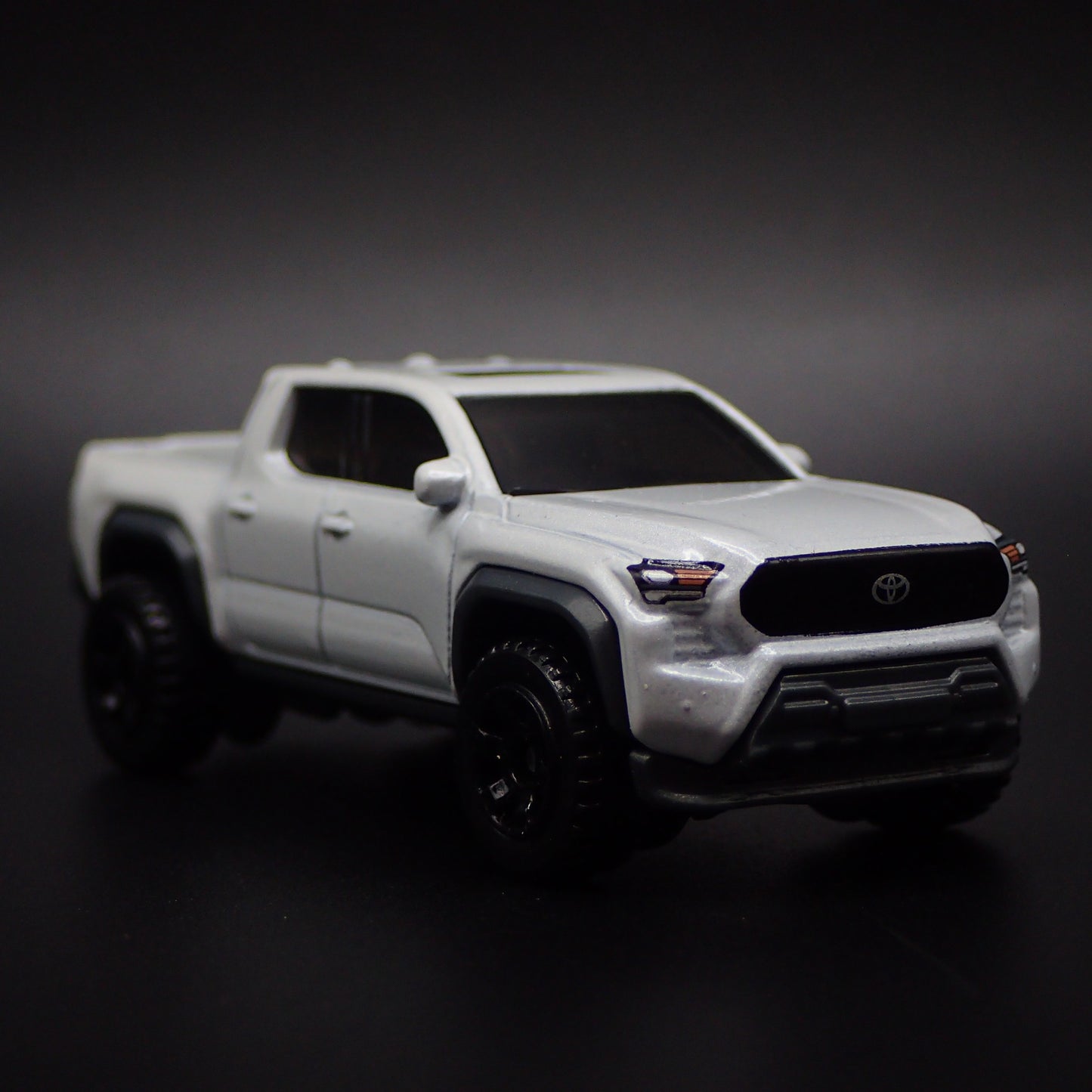 2024-2025 TOYOTA TACOMA PICKUP TRUCK WHITE 1:64 SCALE DIORAMA DIECAST MODEL CAR