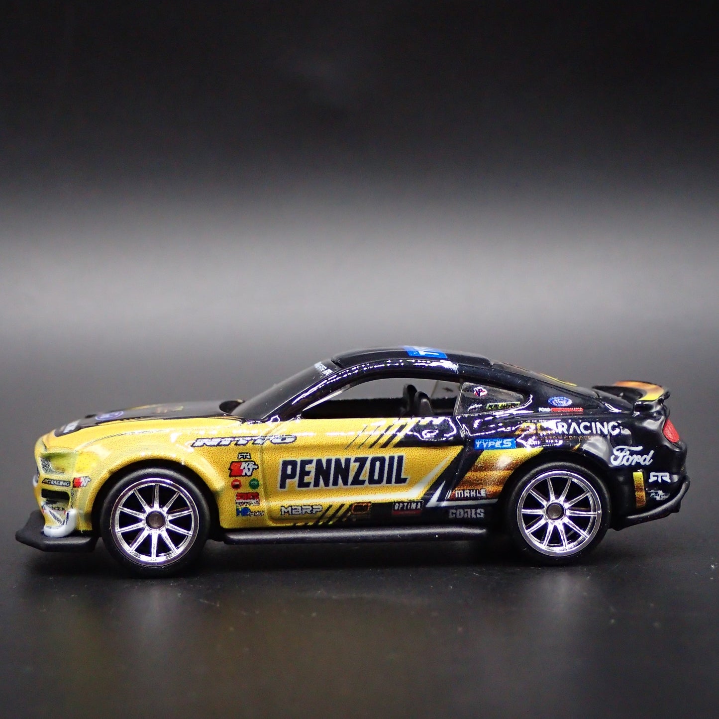 2015-2023 FORD MUSTANG RTR SPEC 5 PENNZOIL 1/64 SCALE DIORAMA DIECAST MODEL CAR